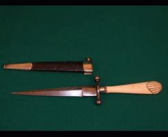 Кинжал. Западная Европа. 18 век. Ножны кожанные. Рукоять из слоновой кости.