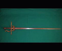 Рапира с пламенеющим клинком. Клинок дамаской стали с двумя узкими долами. На пяте с двух сторон клеймо производителя. Эфес бронзовый, литой. Италия. Конец 17 века.